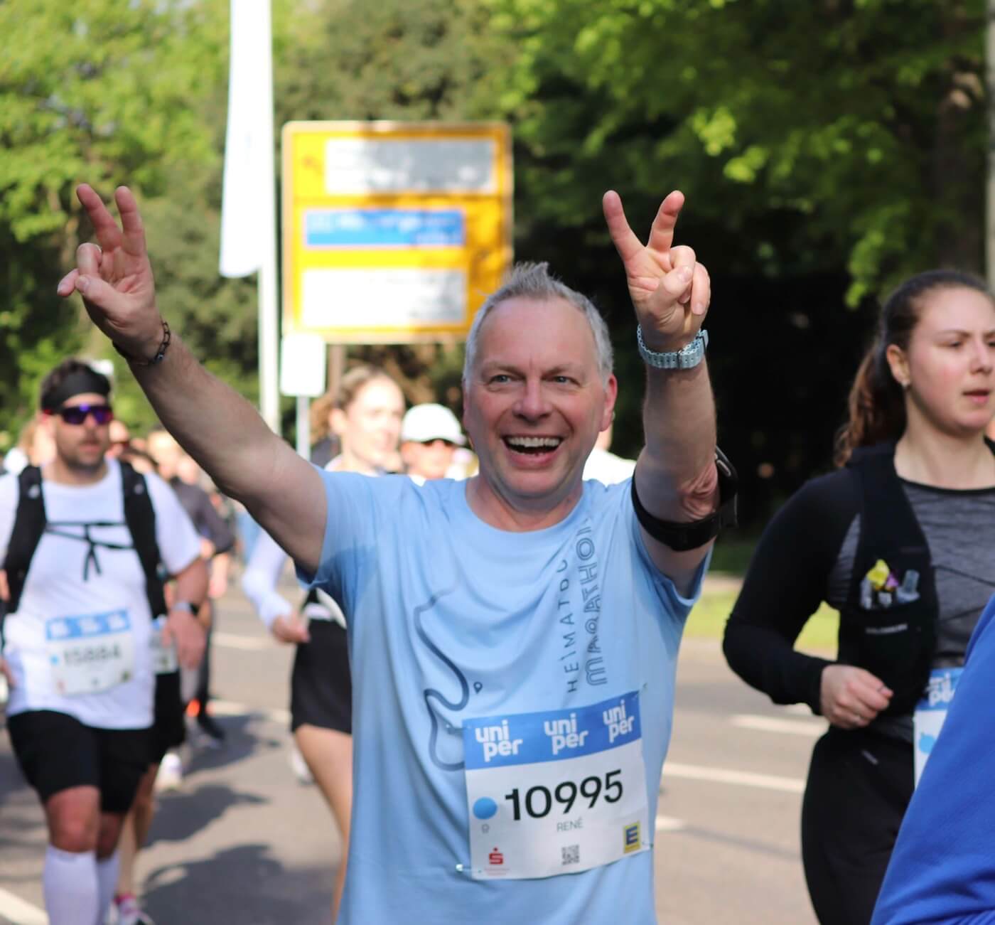 Ein Mann mit HEIMATDORF T-Shirt beim Marathon in Düsseldorf